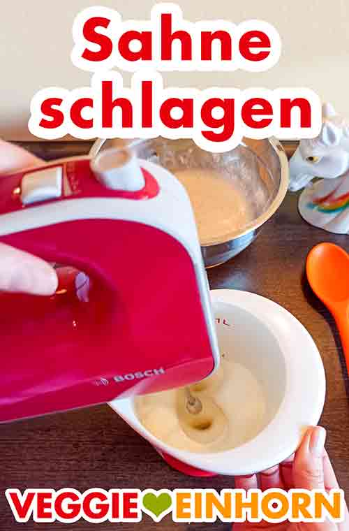 Die vegane Schlagsahne mit dem Mixer schlagen. Die vegane Sahne mit dem Handmixer aufschlagen