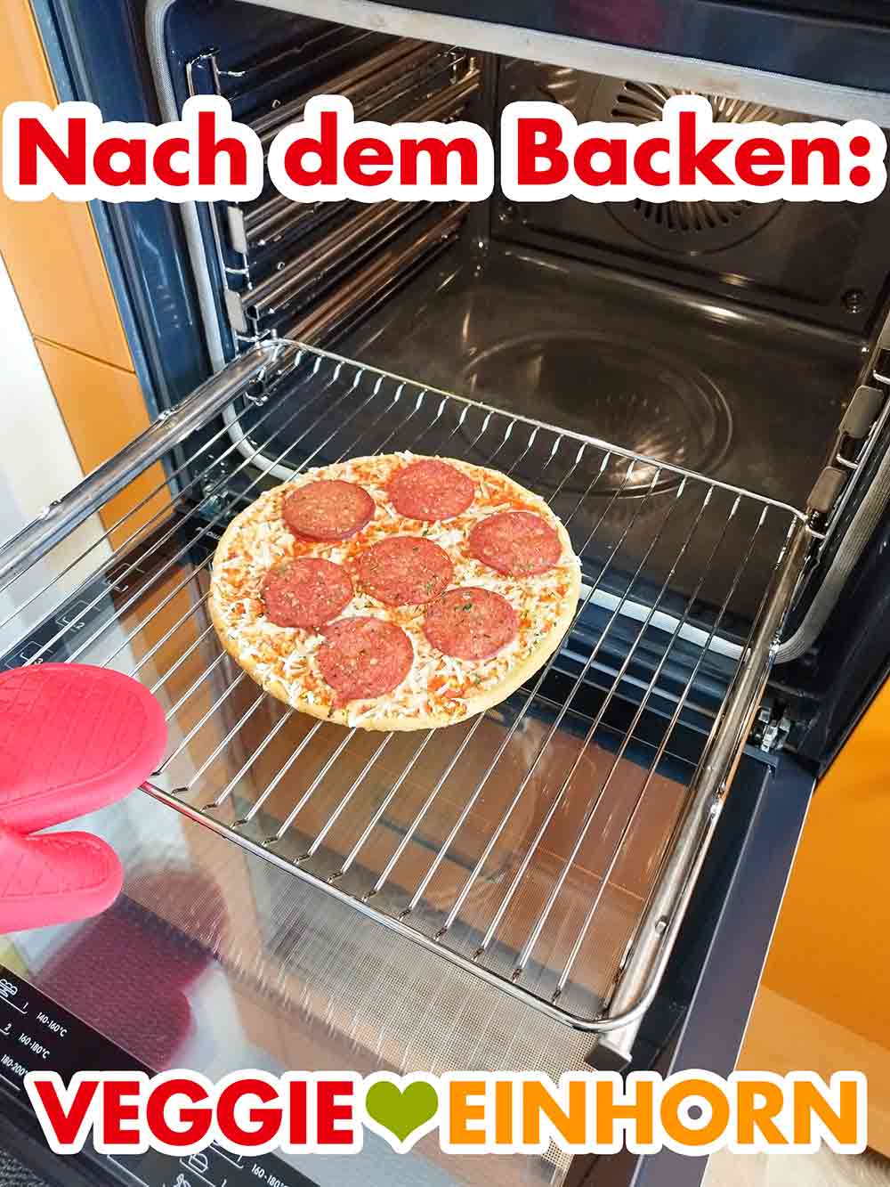 So sieht die fertig gebackene Dr. Oetker Pizza al Salame Vegano aus. Die vegane Pizza Ristorante Salami auf dem Backofenrost nach dem Backen