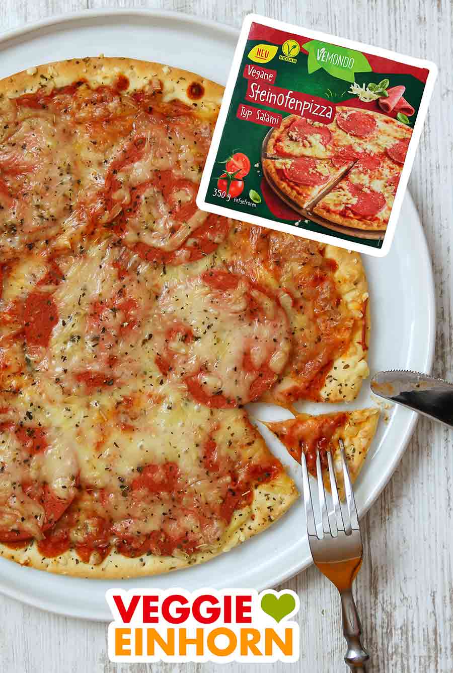 Ein Teller mit veganer Pizza Salami von Vemondo Die vegane Piza Salami von Lidl Vemondo