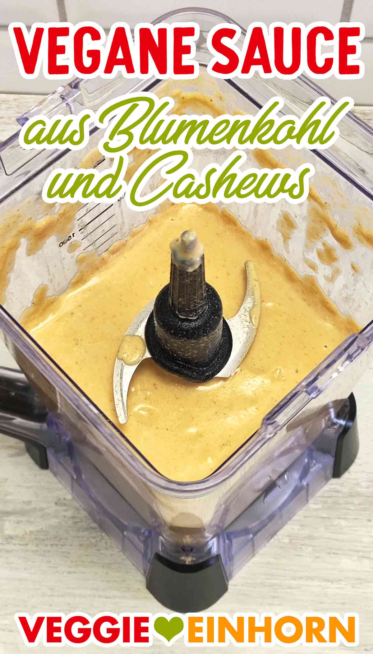 Die Soße ist aus geröstetem Blumenkohl, eingeweichten Cashewkernen und Hefeflocken. Vegane Soße aus Blumenkohl und Cashews im Standmixer.
