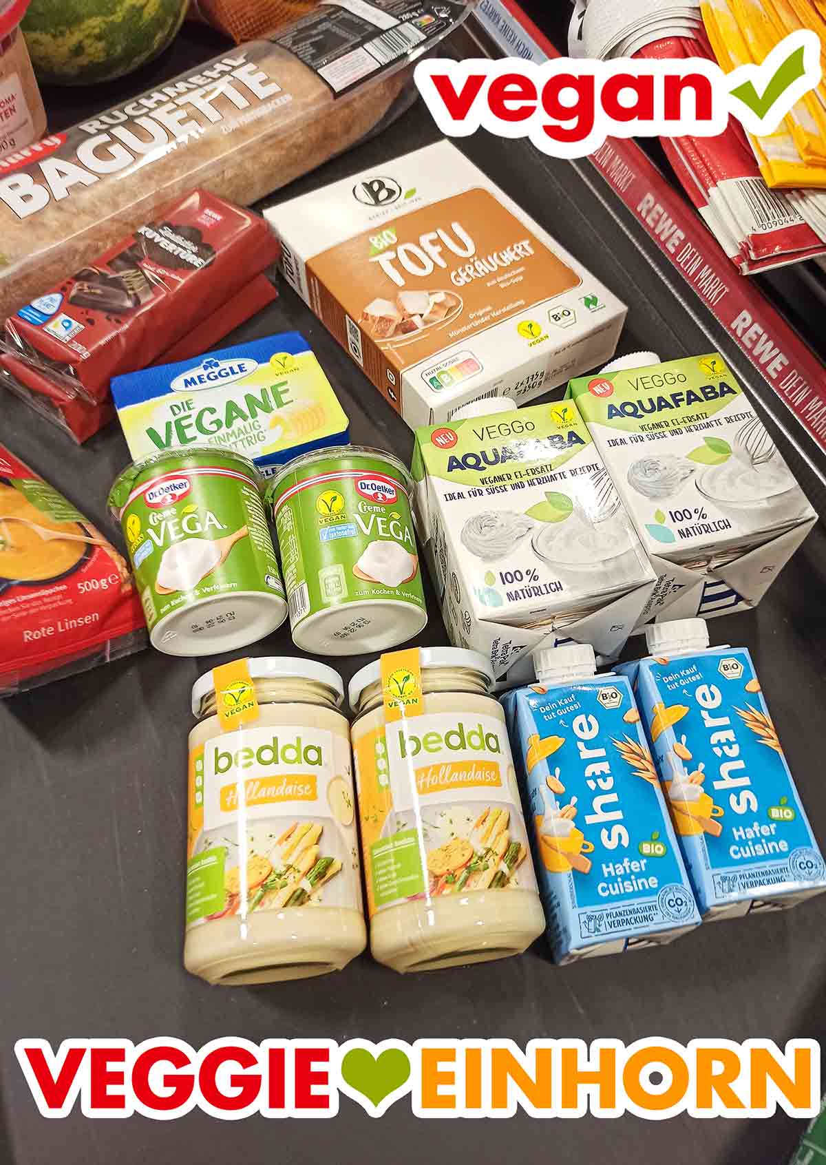 Vegane Lebensmittel und bedda Sauce Hollandaise an der Kasse bei Rewe Zwei Gläser vegane Sauce Hollandaise von bedda auf dem Kassenband im Supermarkt