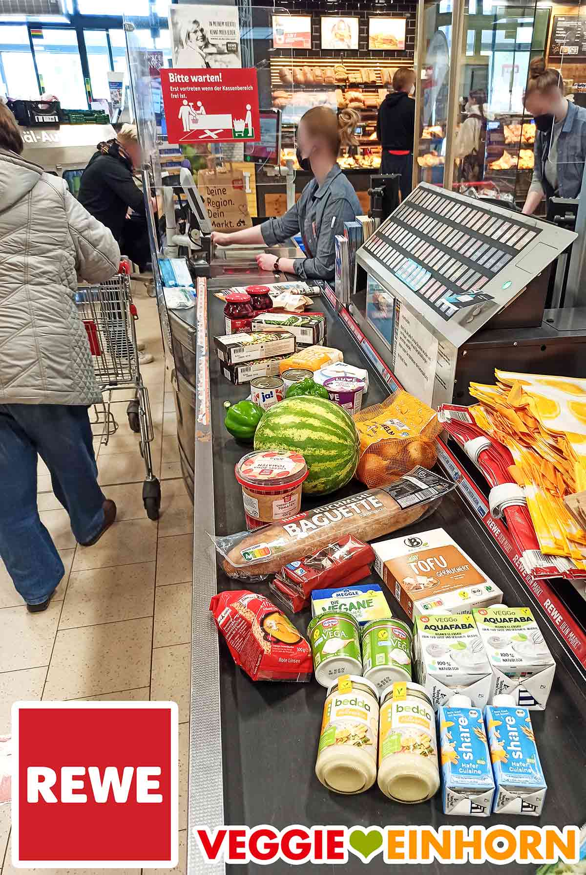 Die vegane Sauce Hollandaise von bedda und andere vegane Lebensmittel auf dem Kassenband bei Rewe bedda Sauce Hollandaise an der Supermarkt Kasse