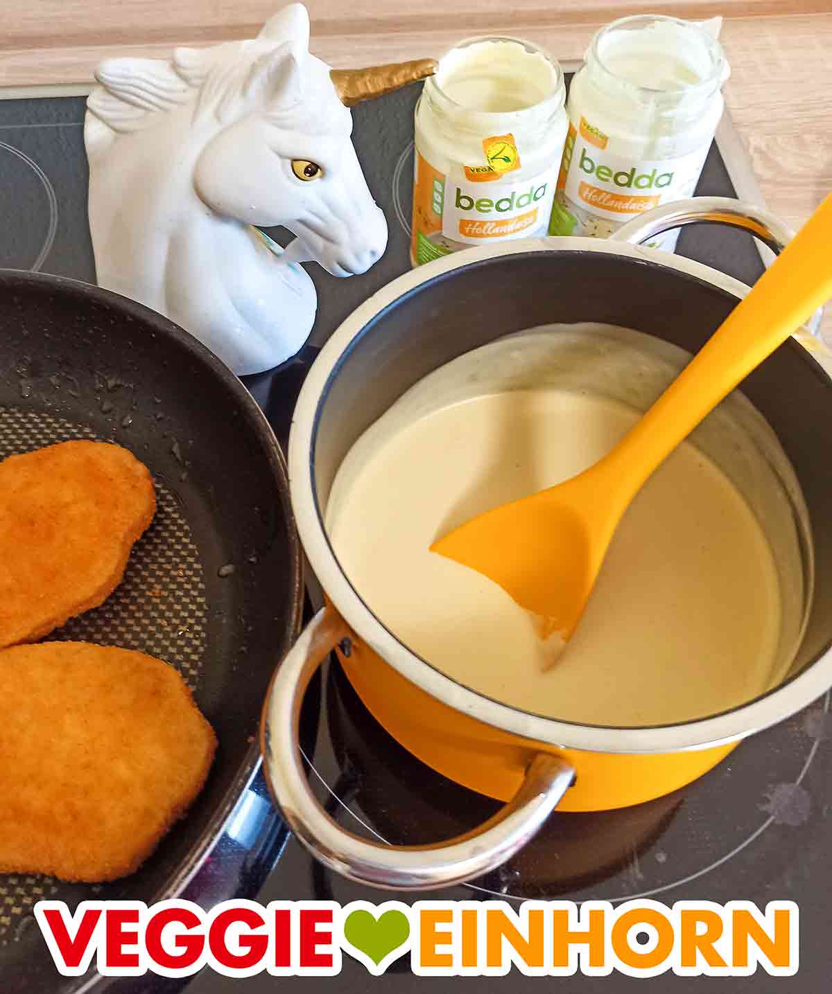 Erwärmen der veganen Sauce Hollandaise von bedda im Kochtopf Die bedda Sauce Hollandaise wird im Topf erwärmt