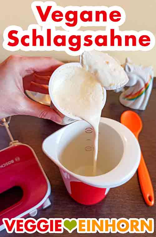 Vegane Schlagsahne in den Mixbecher gießen. Die vegane Sahne wird in den Mixbecher gegossen.