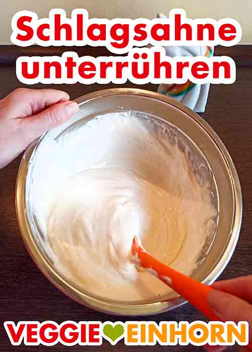 Die vegane Schlagsahne mit einem Rührlöffel unterrühren. Vegane Sahne und veganen Mascarpone mit einem Löffel umrühren.