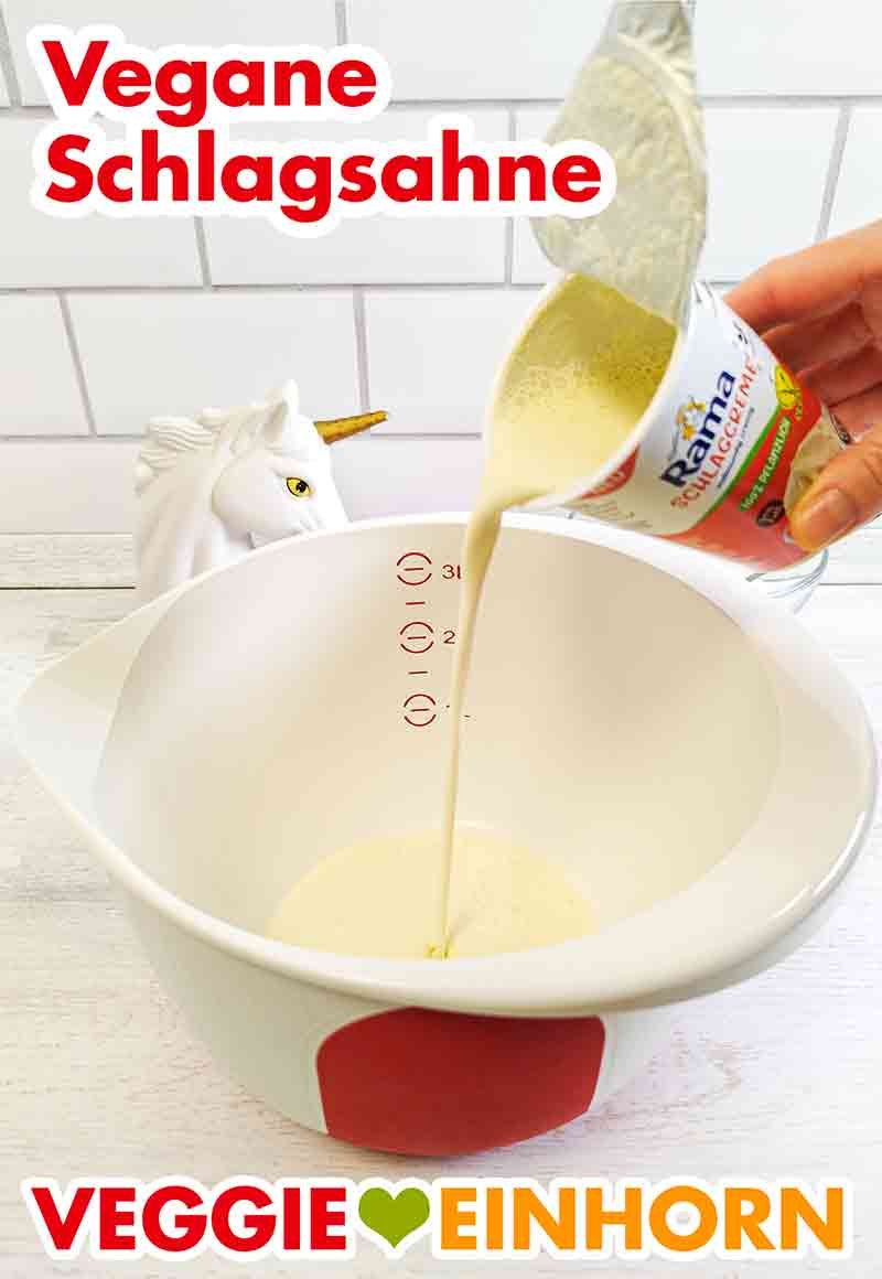 Die vegane Schlagsahne in eine Schüssel geben. Ein Becher Rama Schlagcreme wird in eine Rührschüssel gegossen