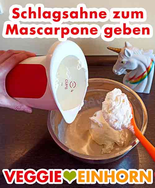 Die geschlagene vegane Sahne mit in die Rührschüssel geben. Die vegane Schlagsahne zum Mascarpone in die Schüssel geben.