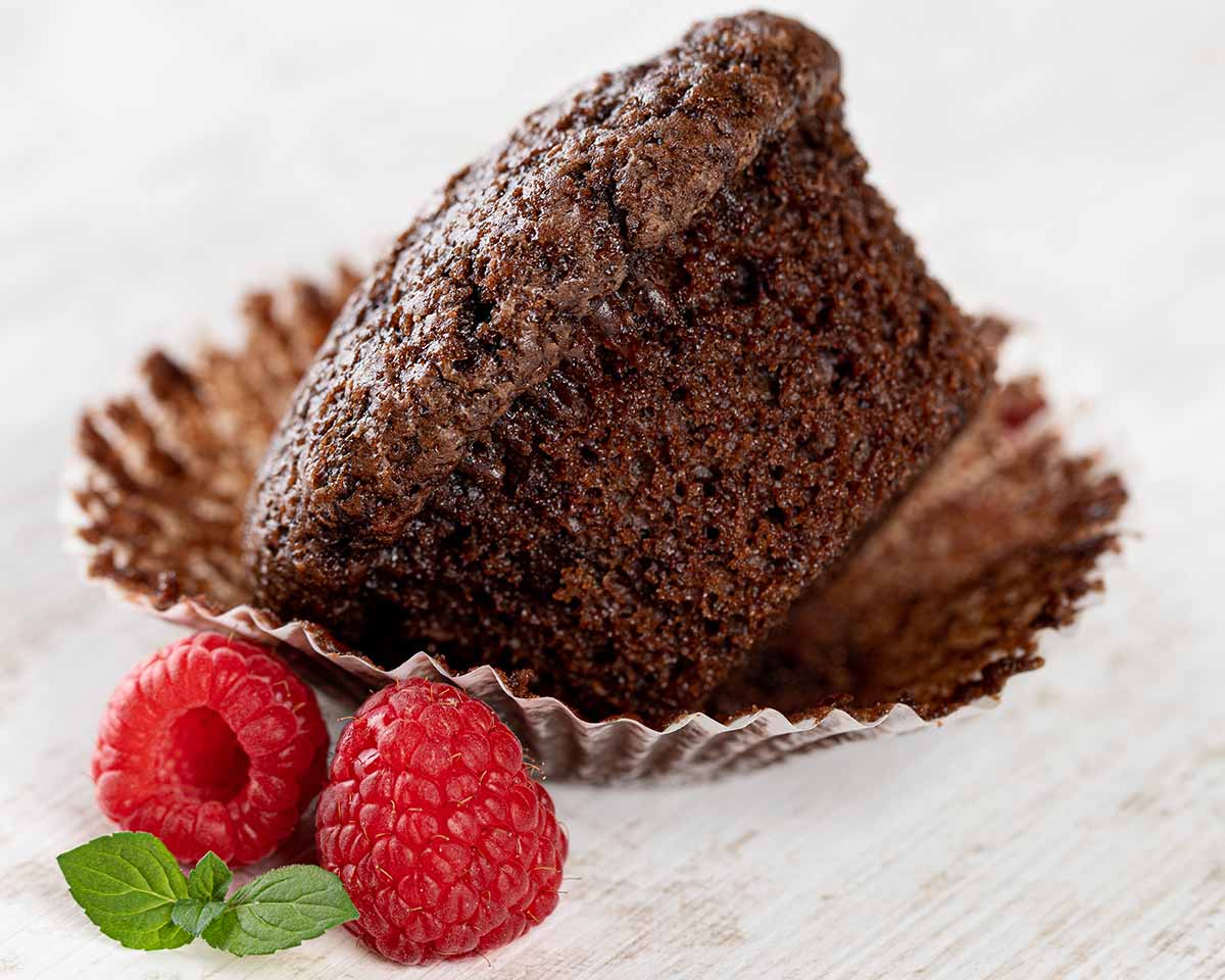 Die Himbeer Schoko Muffins sind vegan und ohne Ei. Vegane Schokomuffins mit Himbeeren