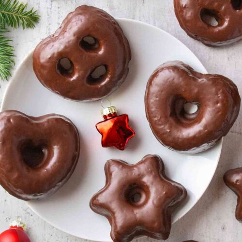 Teller mit veganen Lebkuchen mit Schokoglasur