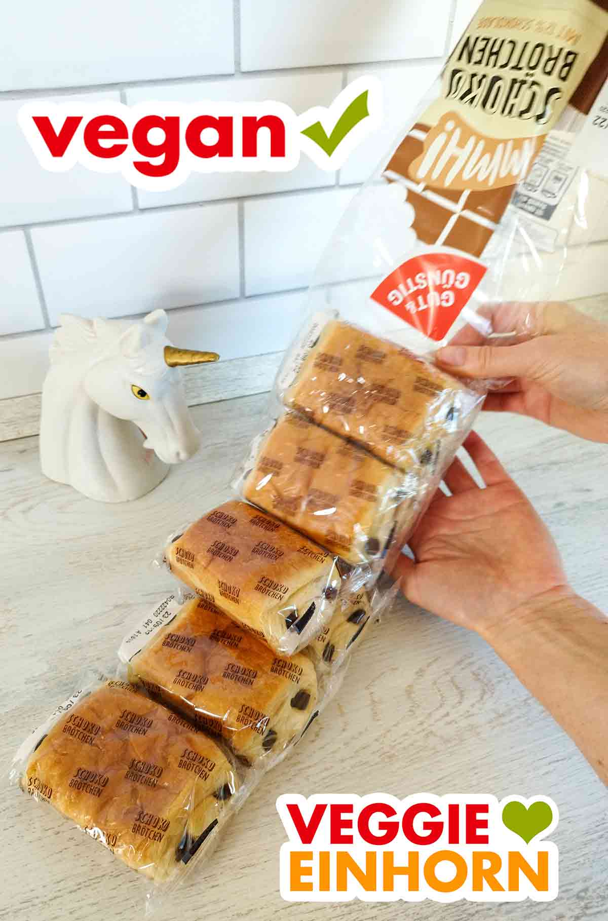 In der Tüte sind 8 einzeln verpackte vegane Schokobrötchen. Die veganen Schokobrötchen von Edeka werden aus der Packung genommen.