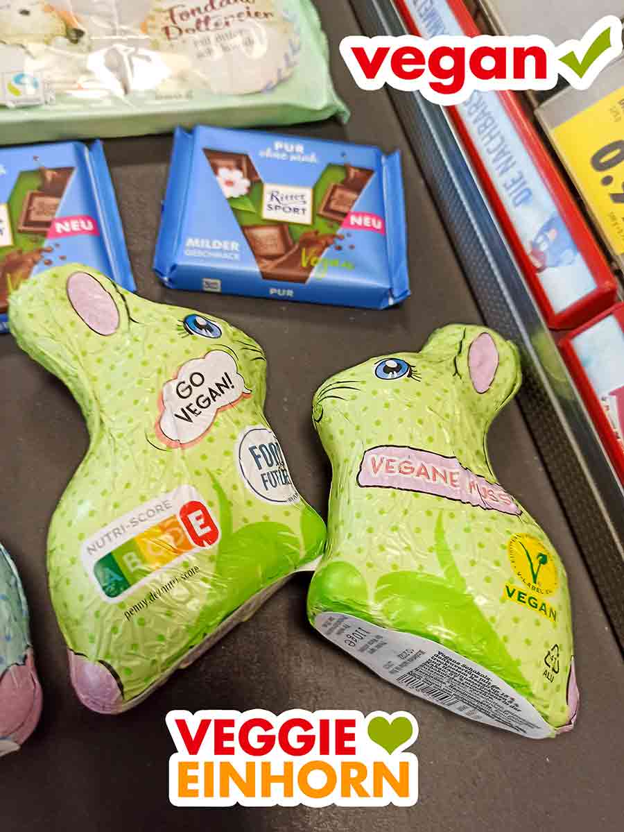 Vegane Schokohasen mit Nuss und vegane Ritter Sport an der Supermarkt Kasse Vegane Schoko Osterhasen und Ritter Sport Pur ohne Muh auf dem Kassenband bei Penny