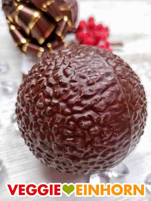 Die Kugel besteht aus Zartbitterschokolade und Haselnüssen Das ausgepackte Grand Ferrero Rocher Zartbitter