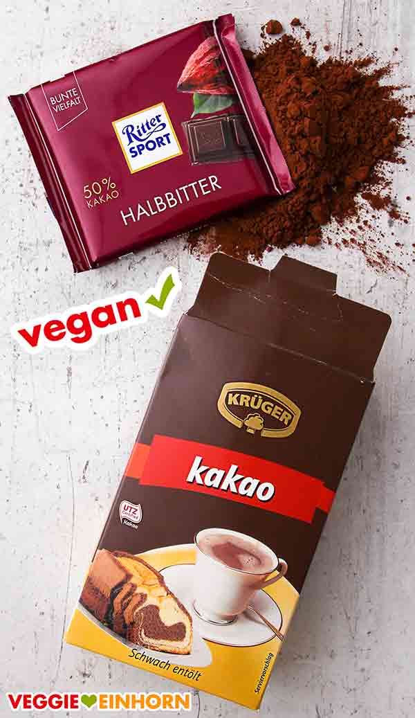 Ritter Sport Halbbitter und schwach entöltes Kakaopulver von Krüger Eine Tafel vegane Schokolade und eine Packung Backkakao