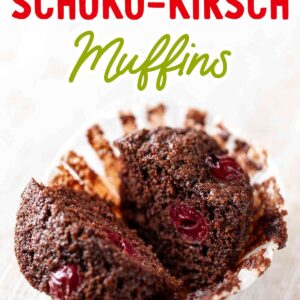 Durchgeschnittener veganer Schoko Kirsch Muffin