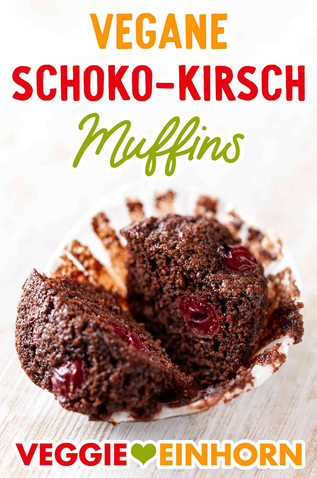 Ein veganer Schokomuffin mit Kirschen Durchgeschnittener veganer Schoko Kirsch Muffin