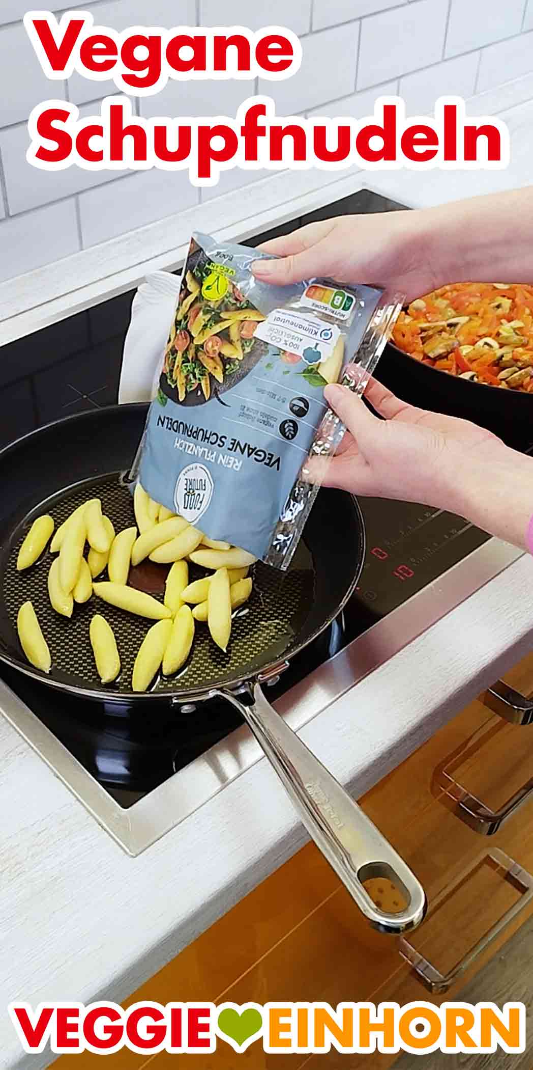 Die veganen Schupfnudeln in eine zweite Packung geben. Vegane Schupfnudeln werden in eine Bratpfanne gegeben
