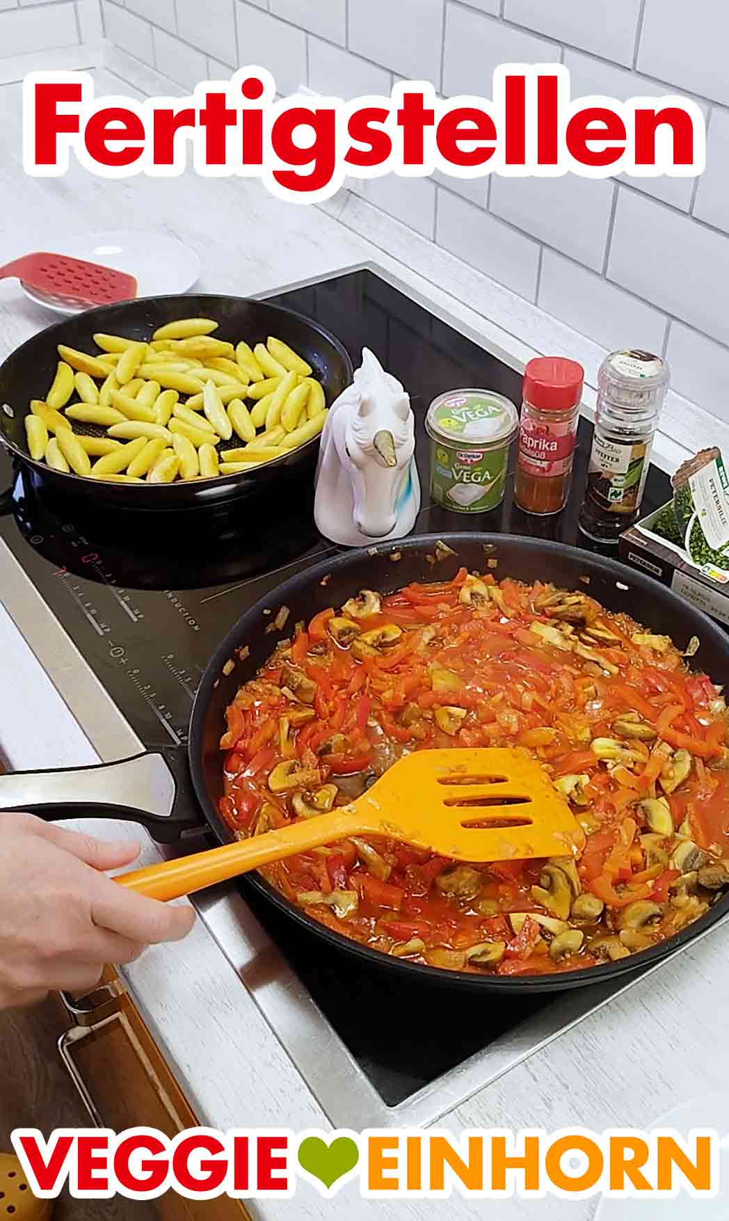 Jetzt wird die vegane Schupfnudelpfanne fertiggestellt. Eine Pfanne mit veganen Schupfnudeln und eine Pfanne mit Paprika und Champignons auf dem Herd