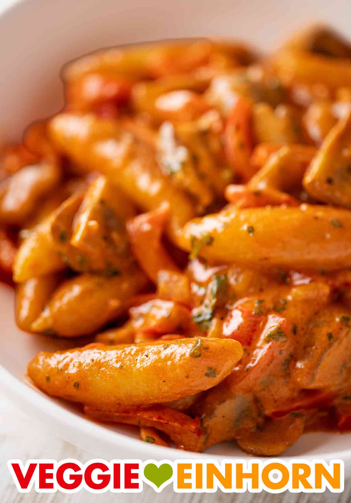 Die vegane Schupfnudel Pfanne ist mit Paprika und Champignons. Nahaufnahme von veganer Schupfnudelpfanne mit Gemüse