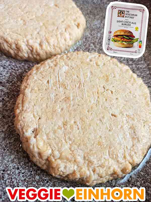So sehen die veganen Sieht-Chick-Aus Burger von The Vegetarian Butcher in der Bratpfanne aus. Nahaufnahme der veganen Chicken Burger Patties in der Pfanne