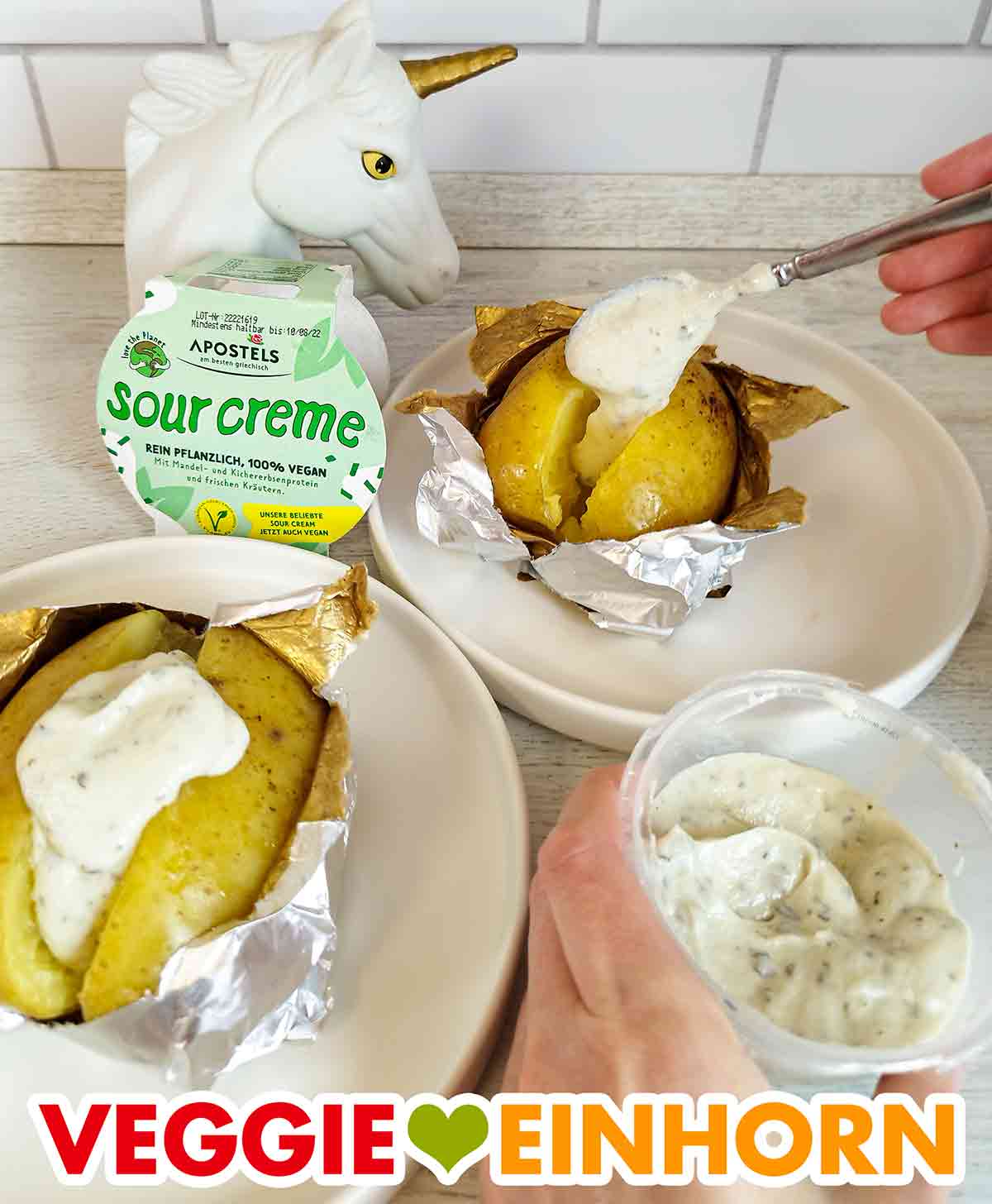 Apostels Vegane Sour Creme mit Folienkartoffeln Die vegane Sour Creme von Apostels wird mit Folienkartoffeln serviert.