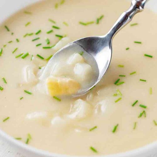 Vegane Spargelcremesuppe mit einem Esslöffel