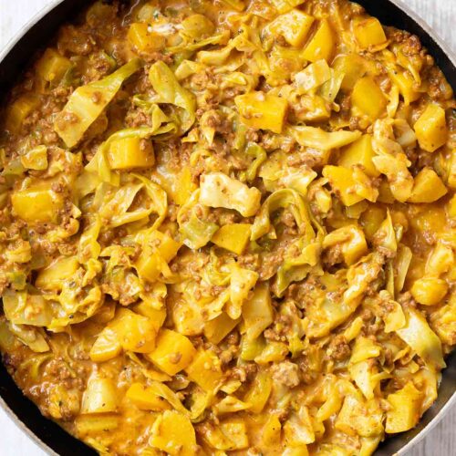 Vegane Spitzkohl Hack Pfanne mit Kartoffeln in einer schwarzen Pfanne