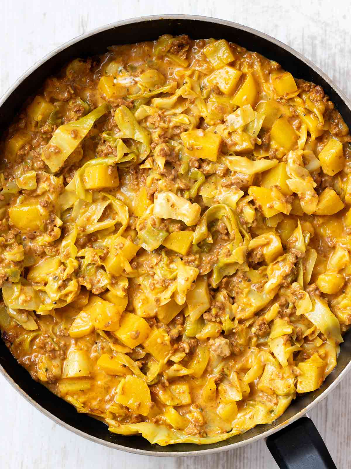 Vegane Spitzkohl Hack Pfanne mit Kartoffeln in einer schwarzen Pfanne
