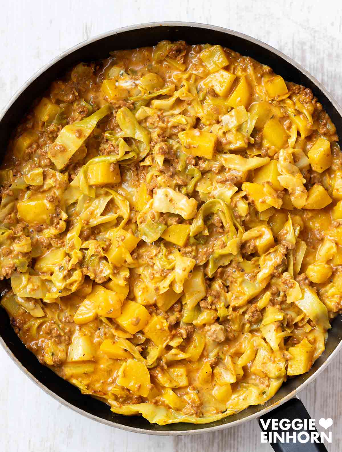 Pfanne mit veganer Spitzkohl-Hack-Pfanne mit Kartoffeln