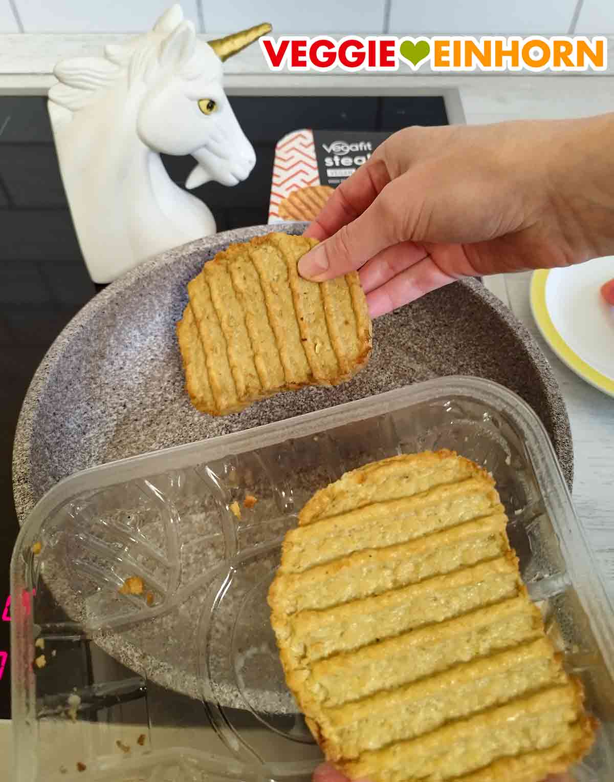 Zubereitung der Vegafit Steaks in der Bratpfanne Die veganen Steaks von Vegafit werden in die Pfanne gelegt.