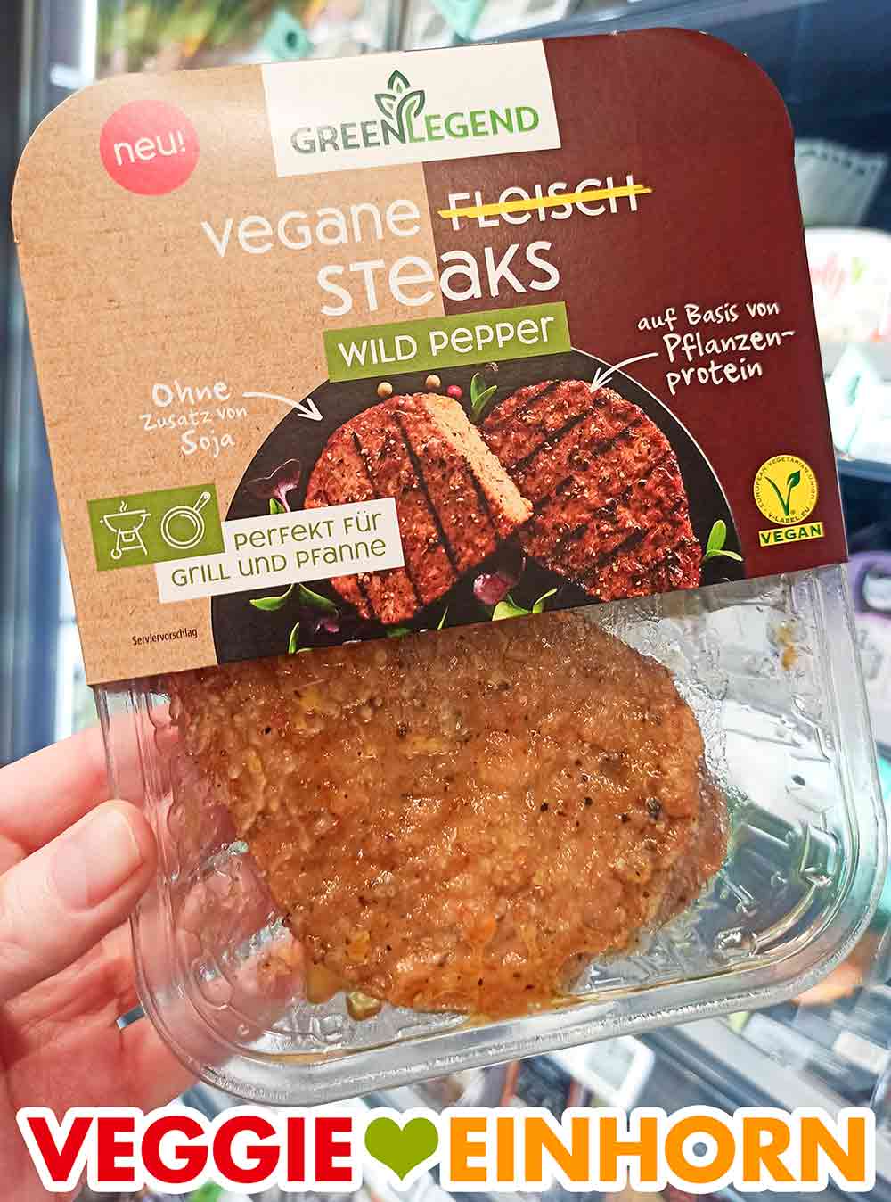 Vegane Steaks von Green Legend in der Geschmacksrichtung Wild Pepper Eine Hand hält eine Packung Vegane Fleisch Steaks Wild Pepper von Green Legend