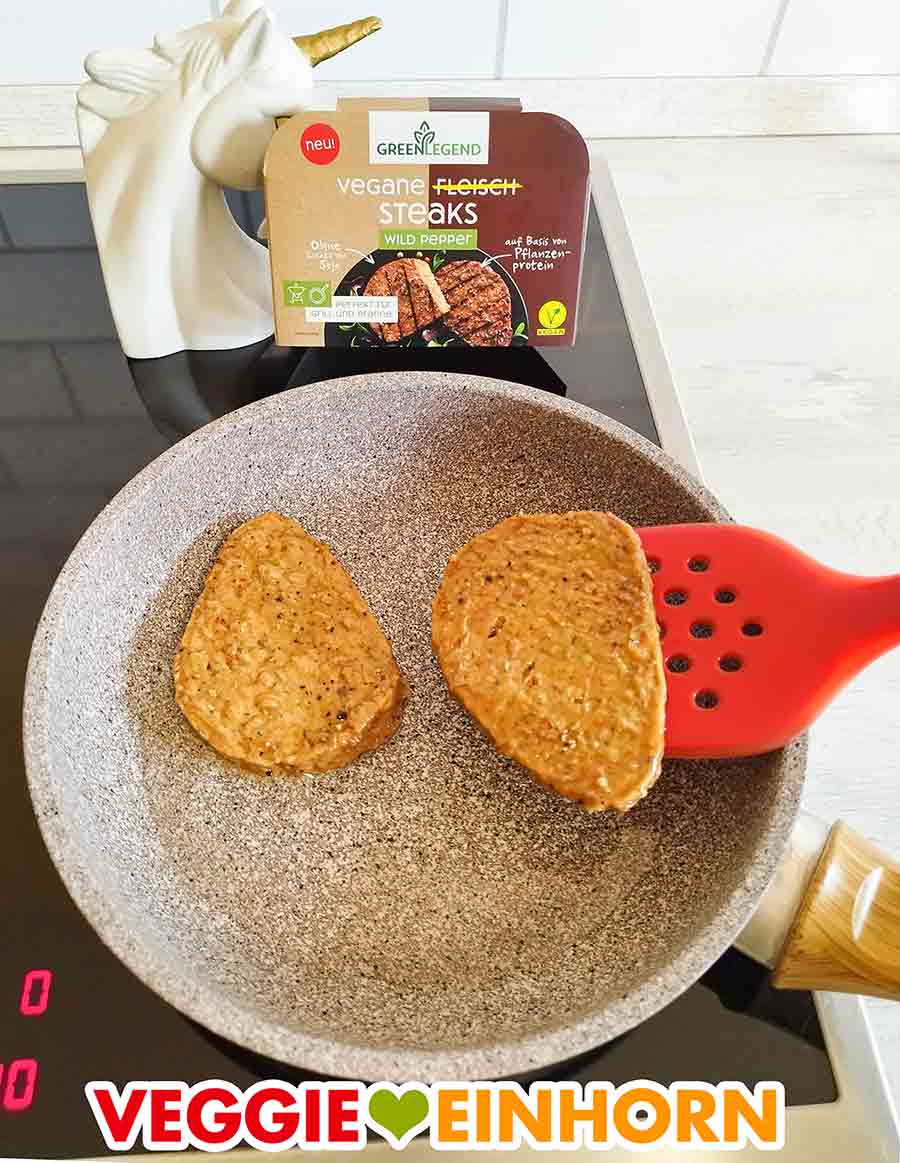 Zubereitung der veganen Steaks von Green Legend in der Pfanne Die Green Legend Steaks werden in die Pfanne gegeben.