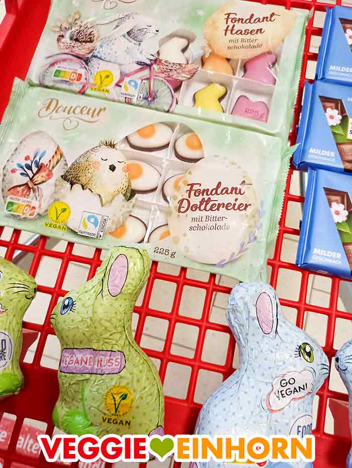 Einkaufswagen mit veganen Fondant Süßigkeiten und Schokohasen von Penny Vegane Ostersüßigkeiten von Penny im Einkaufswagen