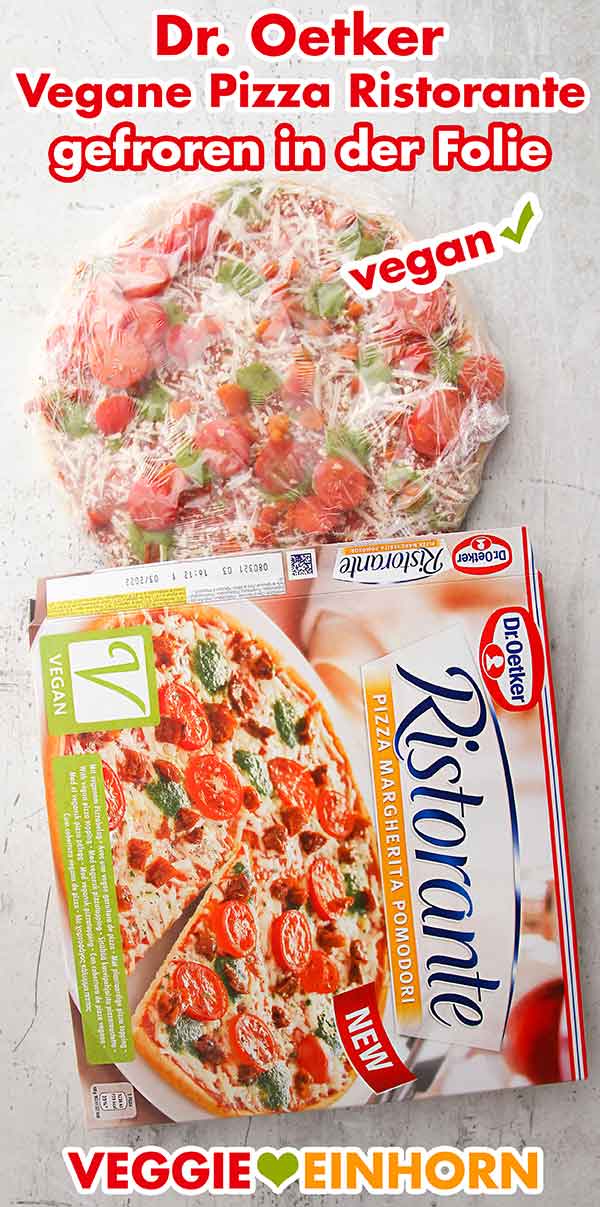 Die vegane Pizza von Dr. Oetker ist in Plastikfolie verpackt. Geöffnete Verpackung und die in Folie eingeschweißte gefrorene vegane Pizza