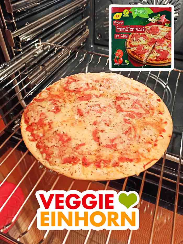 Backofenrost mit der veganen Steinofenpizza Typ Salami von Vemondo Die vegane Salami Pizza von Lidl im Backofen