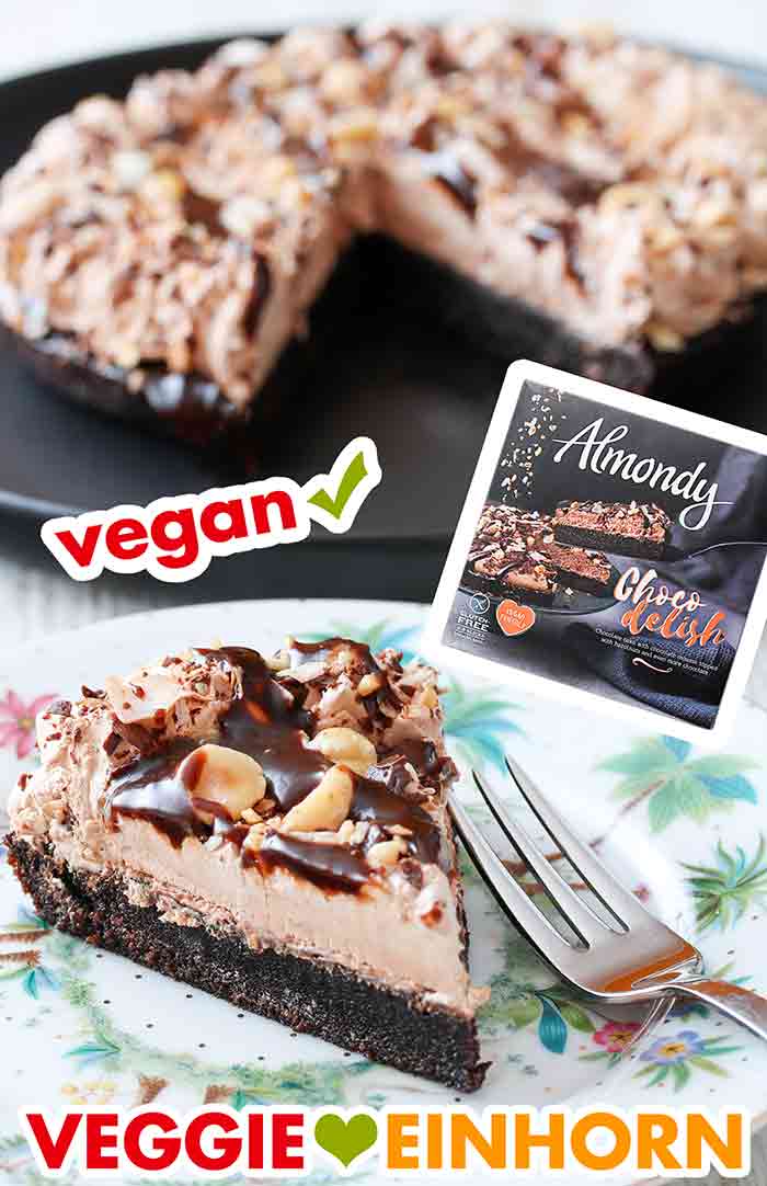 Ein Stück Choco Delish Torte Ein Stück vegane Almondy Torte auf einem Kuchenteller