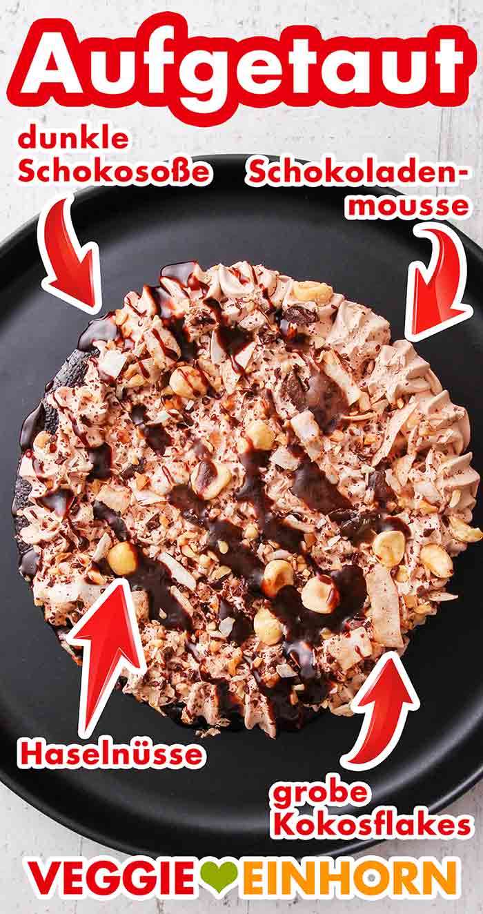 Die vegane Almondy Torte ist aufgetaut. Die aufgetaute Choco Delish Torte