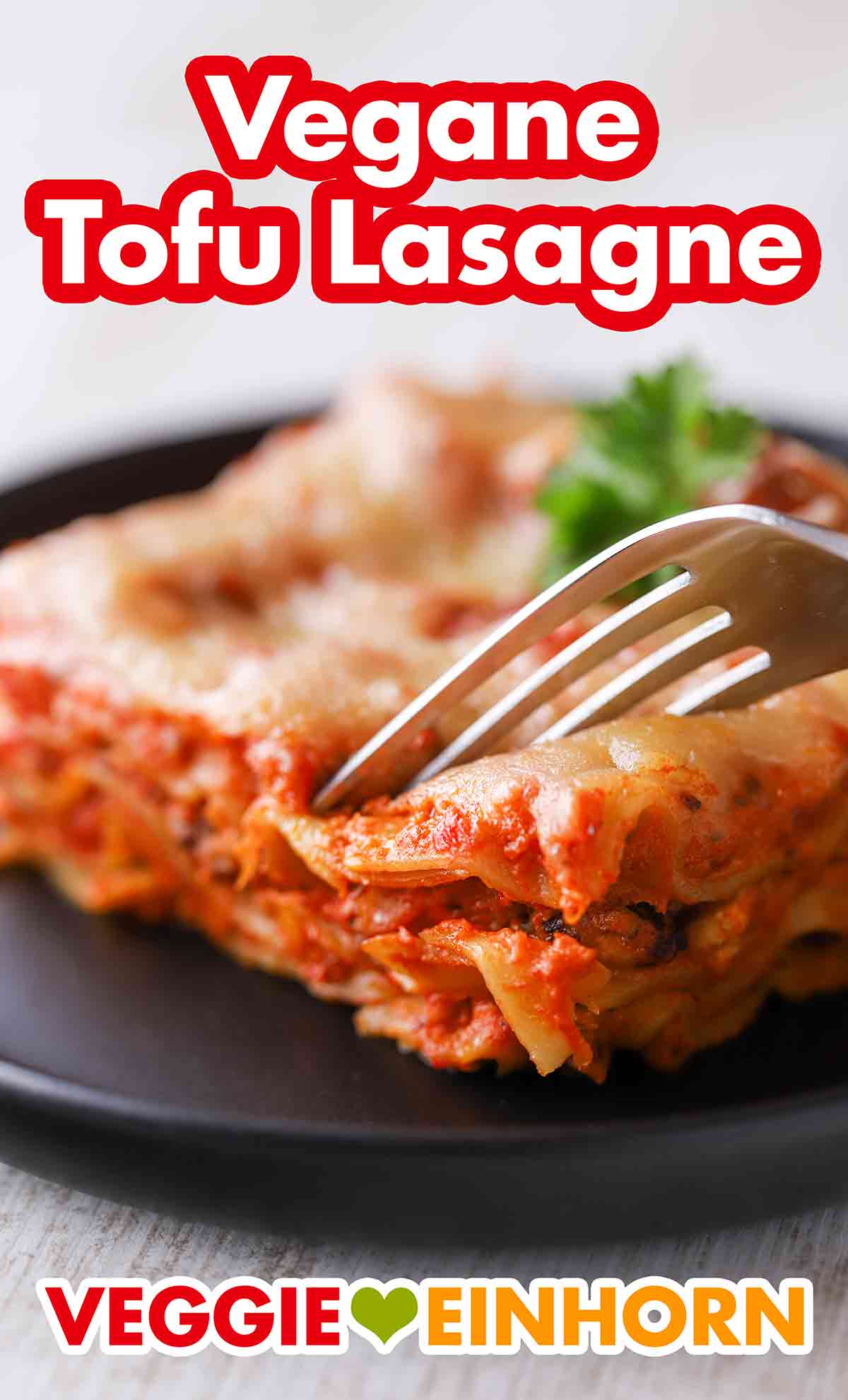 Die vegane Tofu Lasagne schmeckt sehr lecker. Die Tofu Lasagne mit einer Gabel