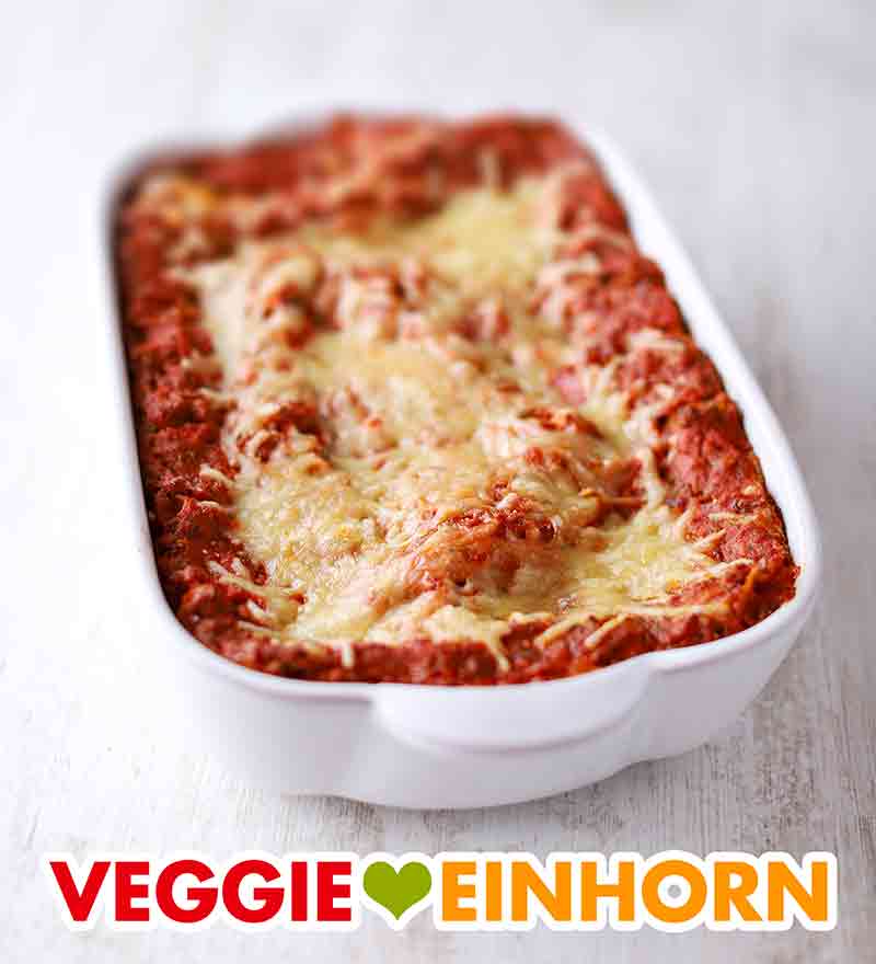 Die Tofu Lasagne ist mit veganem Reibekäse überbacken. Auflaufform mit veganer Tofu Lasagne
