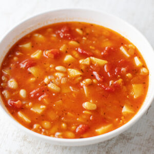 Einfache Tomaten Kartoffel Suppe mit weißen Bohnen