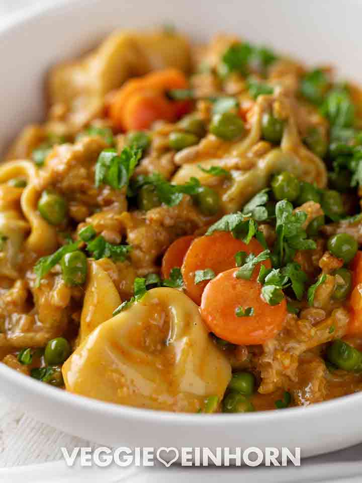 Vegane Tortellinipfanne mit veganem Hack und Gemüse