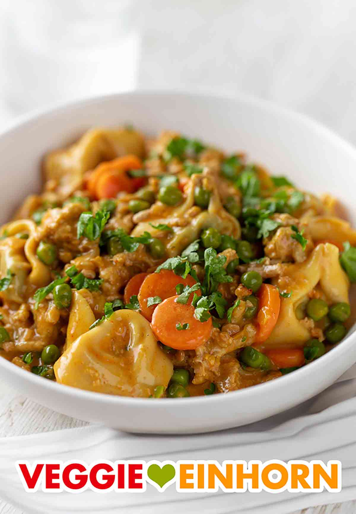 Die Tortellini Pfanne mit Gemüse und Hack ist vegetarisch und vegan. Tortellini Pfanne mit Gemüse und veganem Hackfleisch