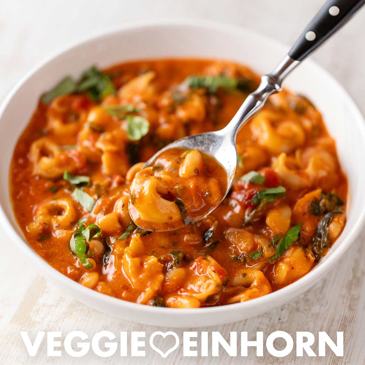 Vegane Tortellini Suppe mit weißen Bohnen und Spinat