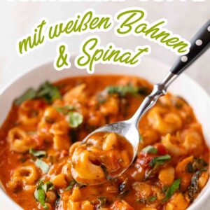 Cremige vegane Tortellini Suppe mit Blattspinat und weißen Bohnen