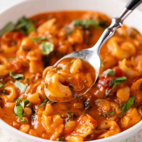 Vegane Tortellini Suppe mit weißen Bohnen und Blattspinat