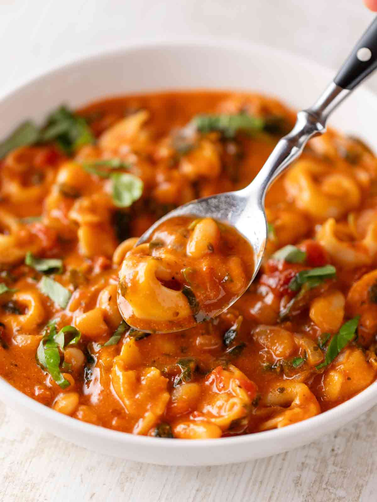 Vegane Tortellini Suppe mit weißen Bohnen und Blattspinat