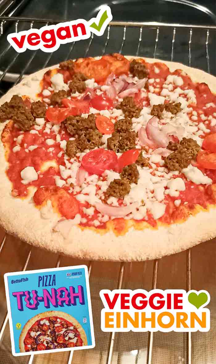 Gebackene vegane Fertigpizza mit veganem Thunfisch. Nahaufnahme der fertig gebackenen Pizza Tu-Nah