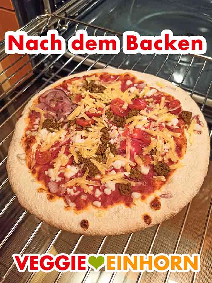 So sieht die mit geriebenem veganen Genießerstück überbackene Tu-Nah Fertigpizza nach dem Backen aus. Die fertige vegane Thunfisch Pizza mit Veganz Käse auf dem Rost des Backofens