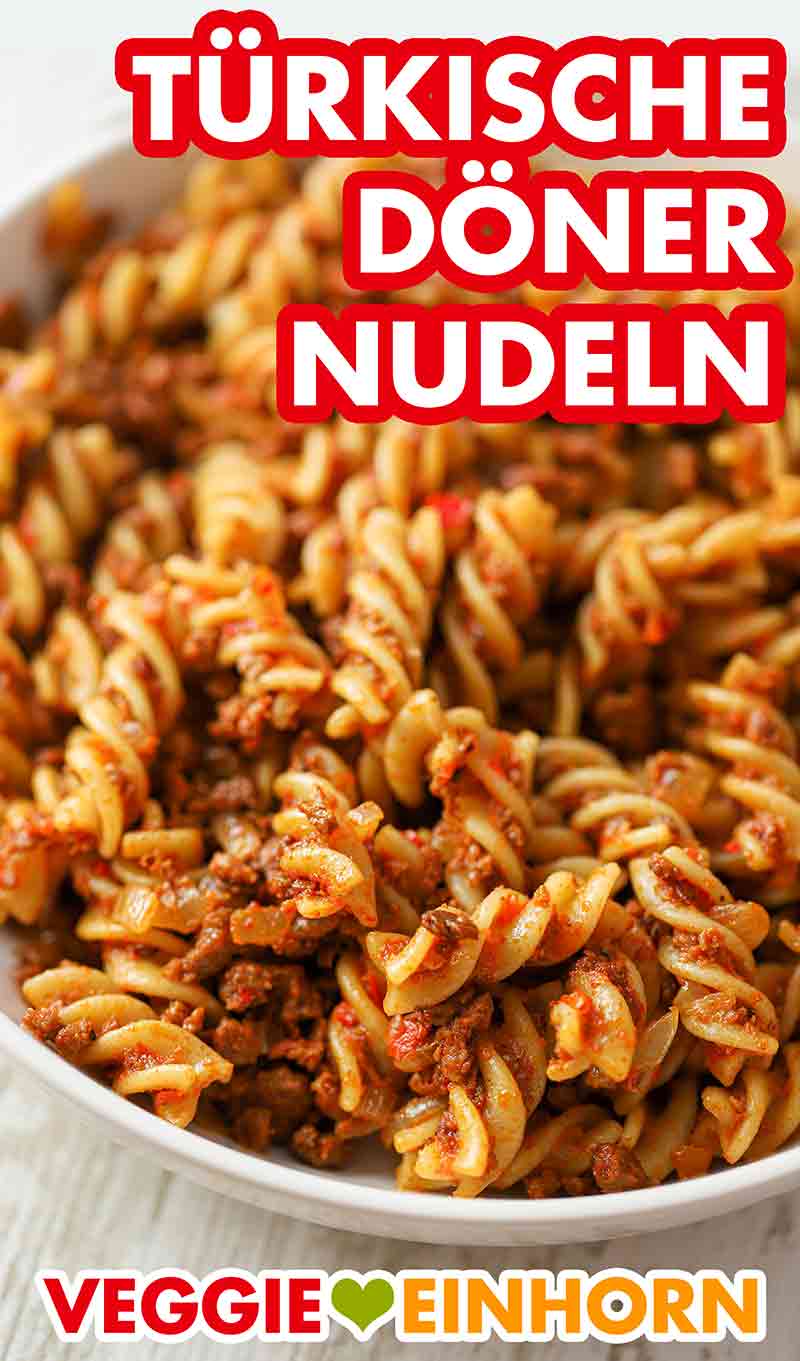 Die türkischen Döner Nudeln sind vegetarisch und vegan. Ein Teller mit veganen Döner Nudeln