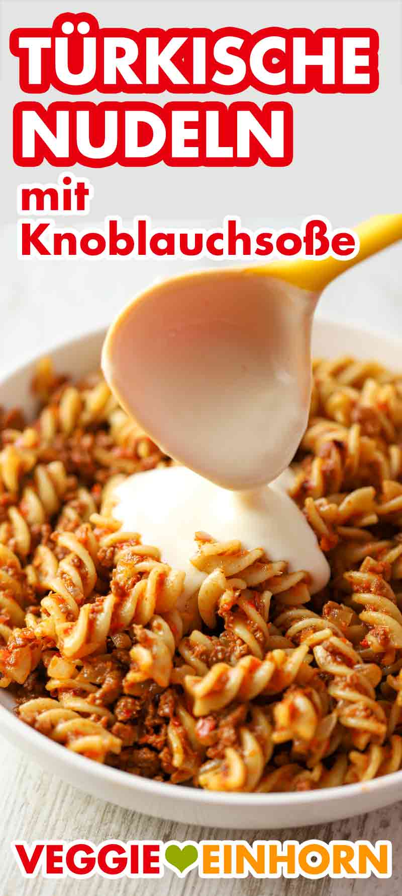 Die türkischen Nudeln sind vegetarisch und vegan. Die Joghurt-Knoblauchsoße wird auf die türkischen Döner Nudeln gegossen