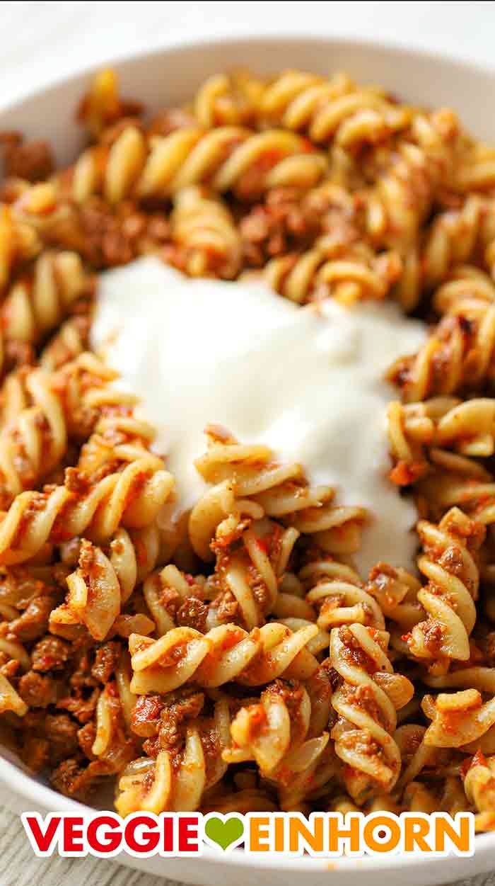 Vegane Döner Nudeln mit Knoblauchsoße Vegane türkische Pasta mit Joghurtsoße